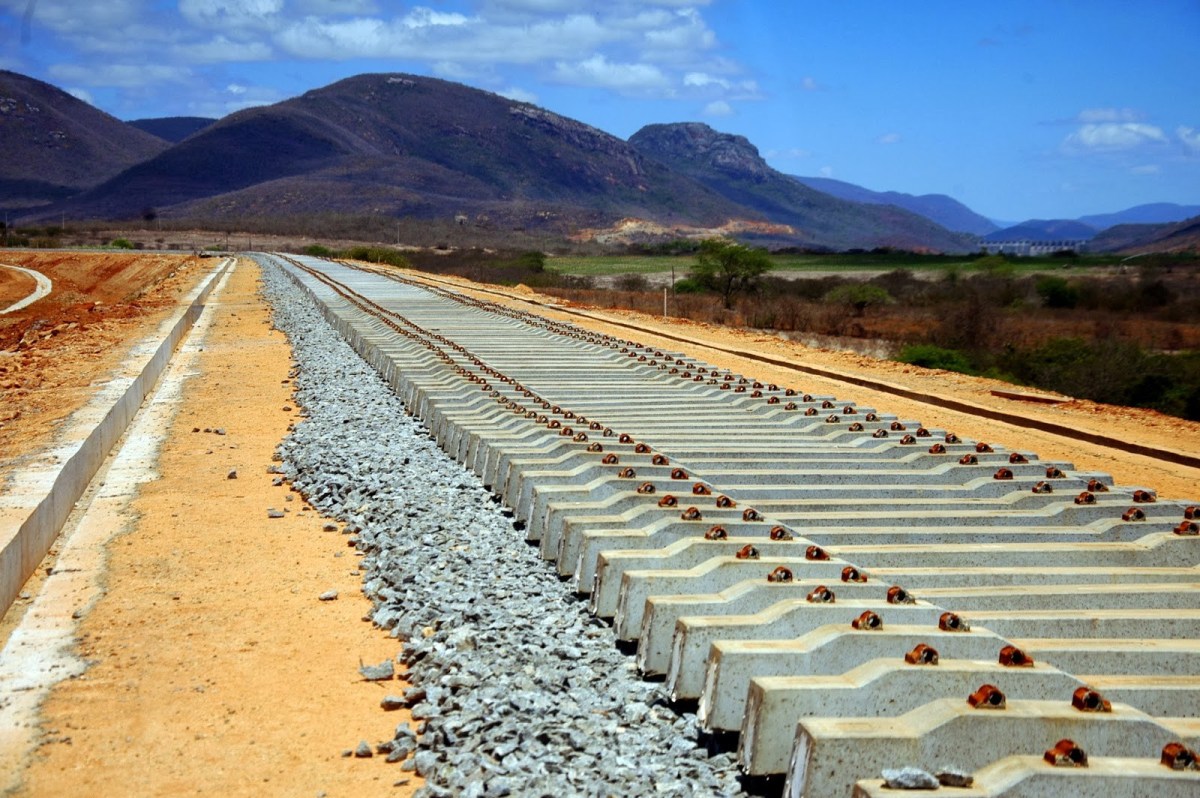 Você está visualizando atualmente Minfra fecha parceria com Banco Mundial para estruturar concessões das Ferrovias de Integração Oeste-Leste e Centro-Oeste