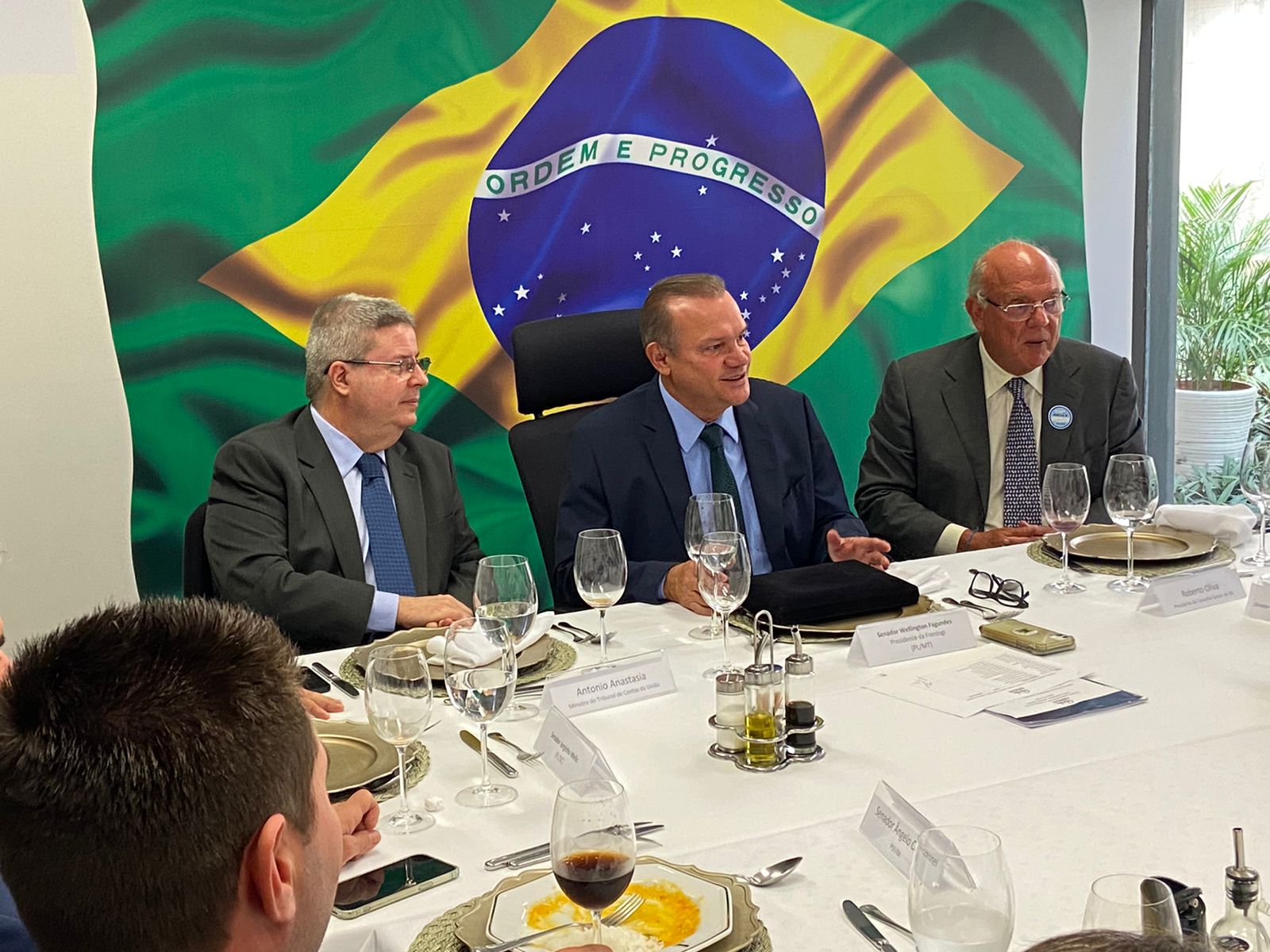 Leia mais sobre o artigo Em almoço com parlamentares e executivos, Frenlogi e IBL homenageiam Anastasia e empossam novo vice-presidente