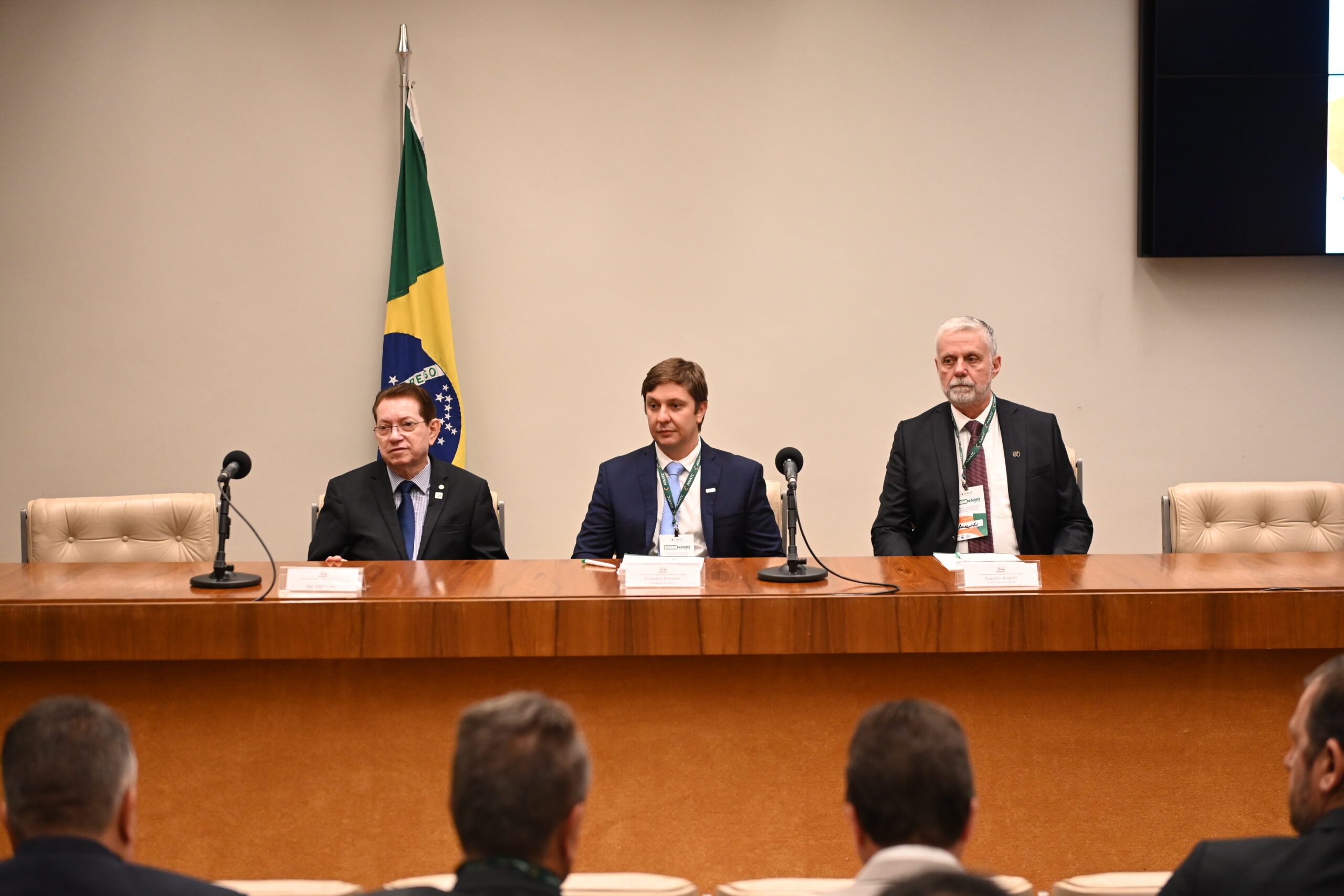 Leia mais sobre o artigo FRENLOGI e ANATC promovem Seminário em Brasília para debater desafios e soluções para o setor de  transporte rodoviário de cargas