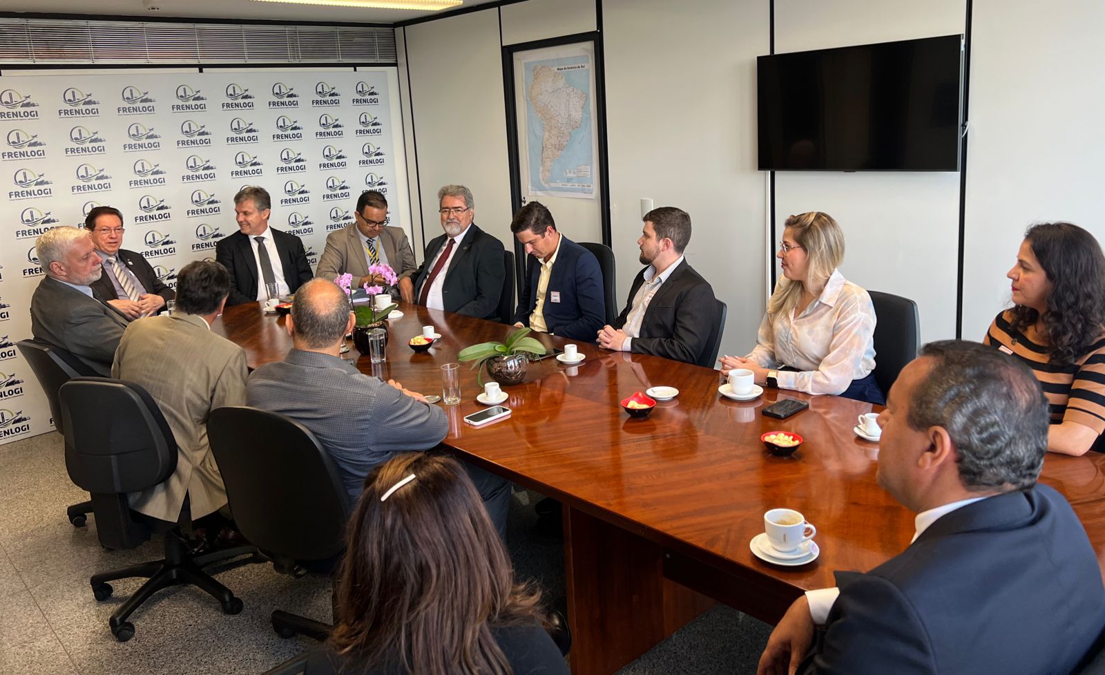 Diretor-Geral da ANTAQ visita FRENLOGI em Brasília acompanhado de membros do IBL