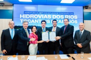 Leia mais sobre o artigo Silvio Costa Filho assina acordo de cooperação para estudos e concessões de hidrovias dos rios Tocantins e Tapajós