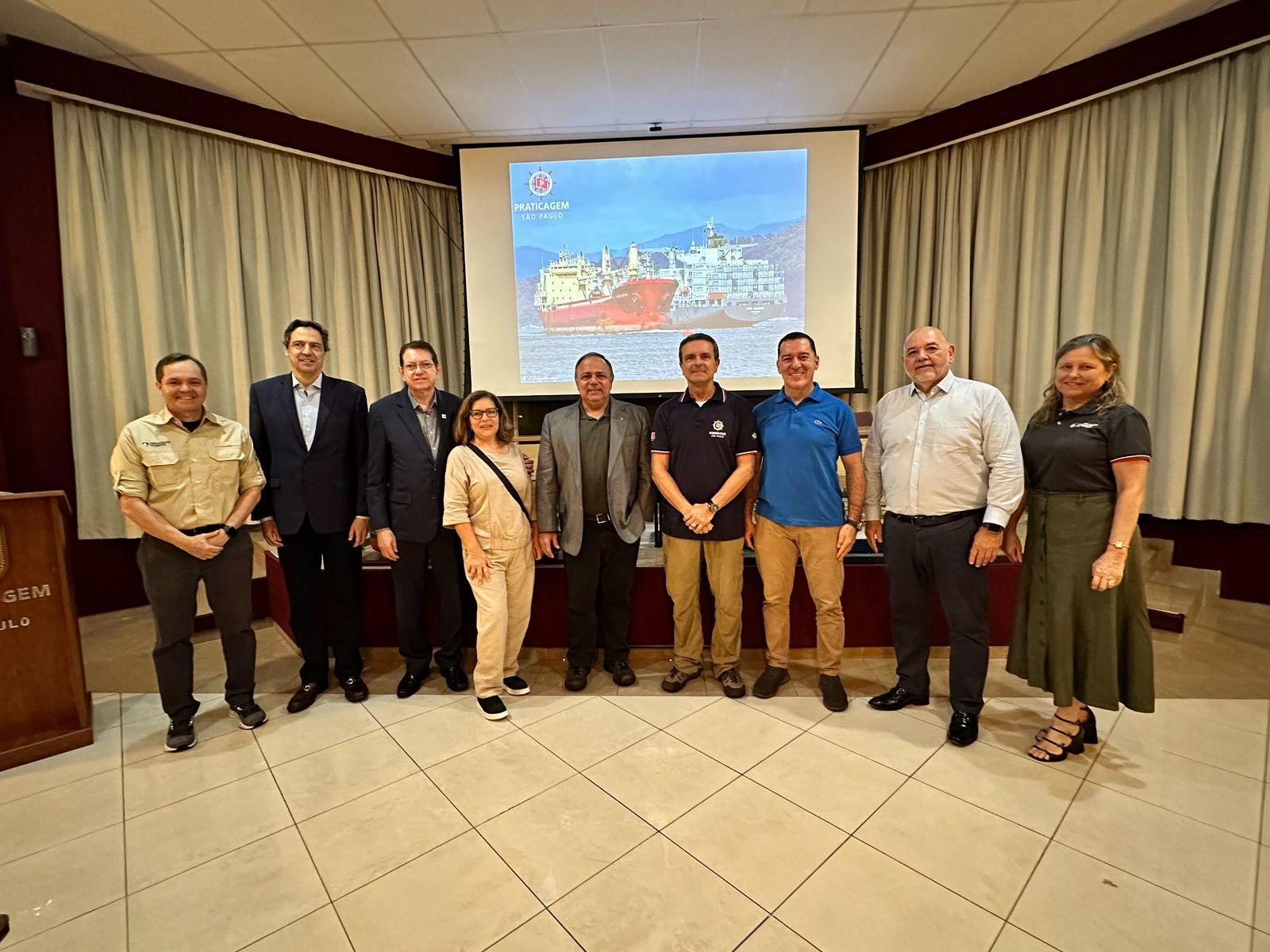 Você está visualizando atualmente Parlamentares da Frenlogi visitam centro de operações e Porto de Santos durante o Fórum Santos Export